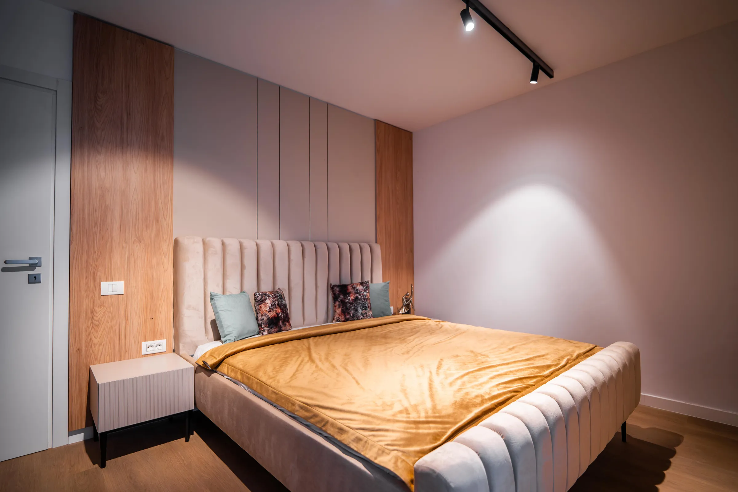 Dormitor cu pat tapițat, showroom 2 camere