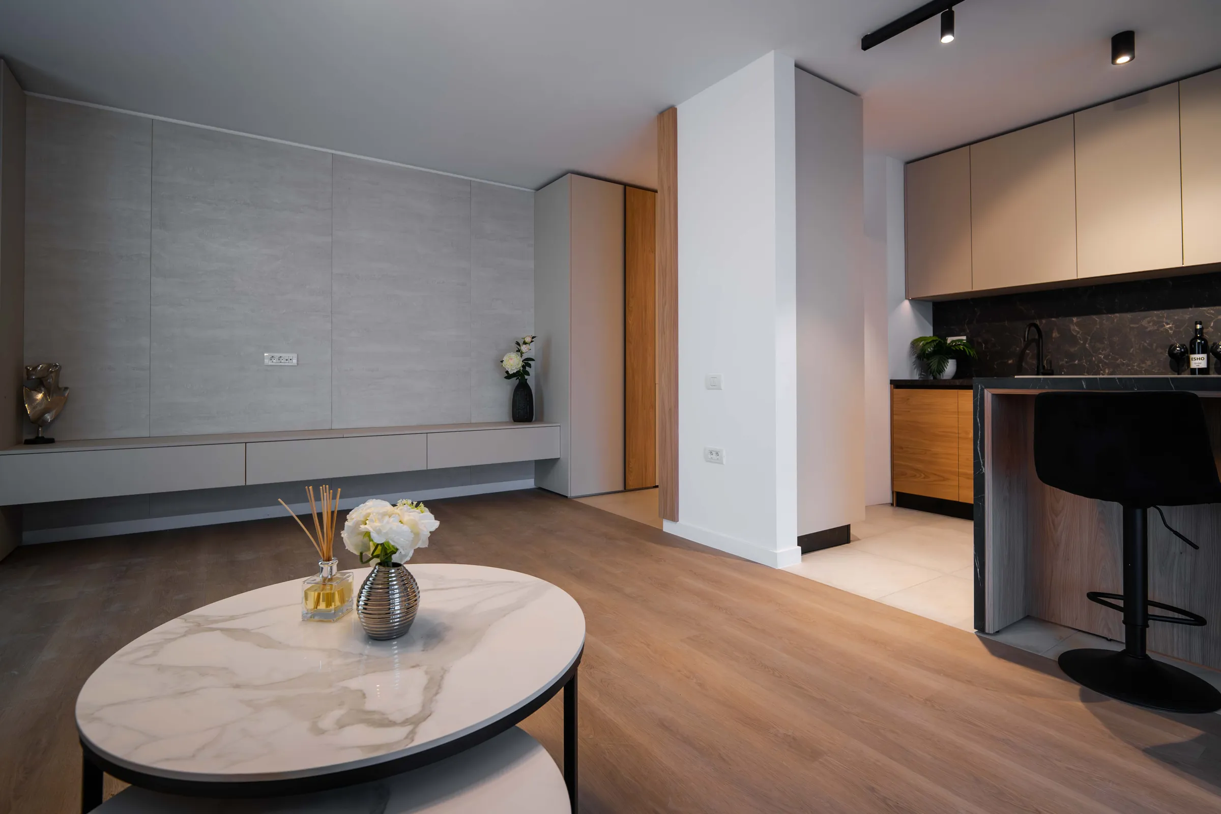 Living cu masă rotundă de cafea, showroom 2 camere